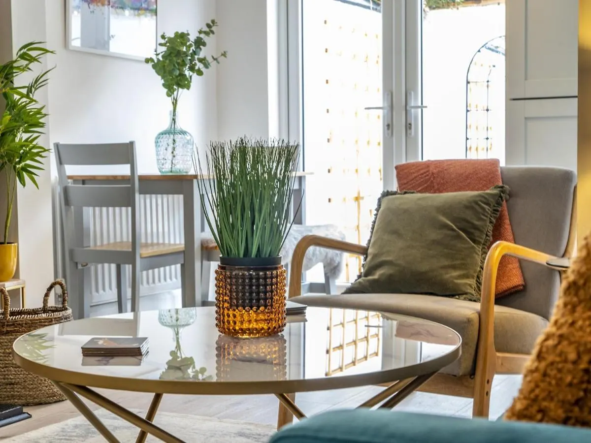 Pass The Keys Rathcool Gorgeous Terrace With Outdoor Living Cafes And Bars Villa Belfast Holiday home